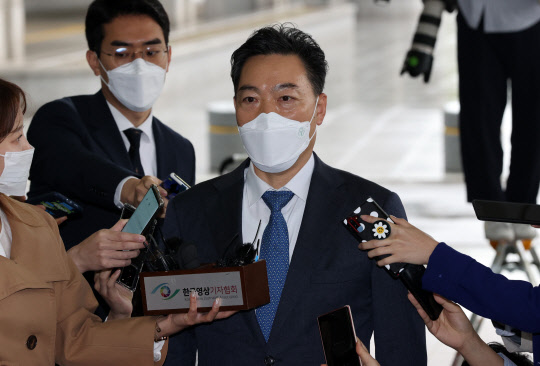 김오수 검찰총장 후보자가 4일 오전 인사청문회 준비단 사무실이 차려진 서울 서초구 서울고검으로 출근하며 취재진의 질문에 답하고 있다.   연합뉴스